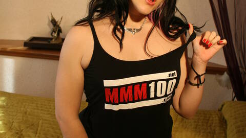 Französisches Amateur Babe Ginger Rose posiert mit MMM100 T-Shirt