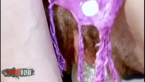 Alice, eine großartige französische MILF mit haariger Muschi, holt sich mit einem großen Dildo einen runter photo 11