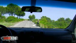 Pinkelstopp im auto mit der fr