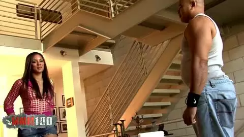 Petite Latina Bimbo wird von einem riesigen Schwanz gefickt photo 01