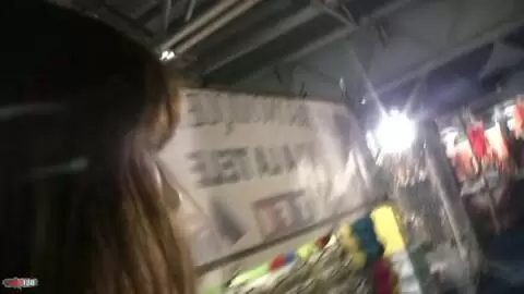 Erotik-Expo-Abenteuer: Sie begleitet Babe Allya für eine Pinkelszene auf die öffentliche Toilette photo 02
