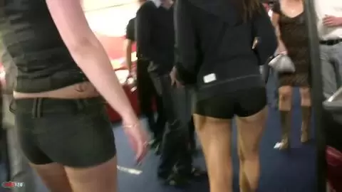 Erotik-Expo-Abenteuer: Sie begleitet Babe Allya für eine Pinkelszene auf die öffentliche Toilette photo 03