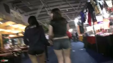 Erotik-Expo-Abenteuer: Sie begleitet Babe Allya für eine Pinkelszene auf die öffentliche Toilette photo 06
