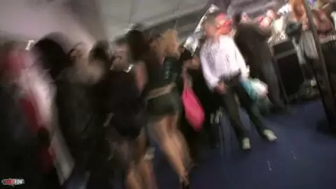 Erotik-Expo-Abenteuer: Sie begleitet Babe Allya für eine Pinkelszene auf die öffentliche Toilette photo 08