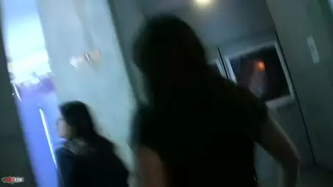 Erotik-Expo-Abenteuer: Sie begleitet Babe Allya für eine Pinkelszene auf die öffentliche Toilette photo 09