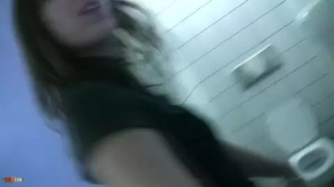 Erotik-Expo-Abenteuer: Sie begleitet Babe Allya für eine Pinkelszene auf die öffentliche Toilette photo 10