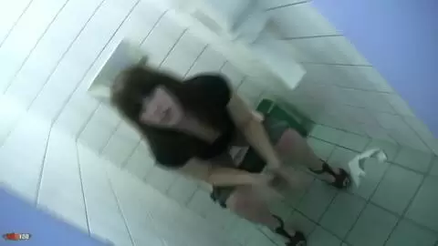 Erotik-Expo-Abenteuer: Sie begleitet Babe Allya für eine Pinkelszene auf die öffentliche Toilette photo 11