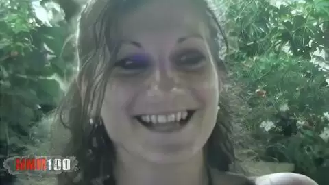 Die junge Französin Alys Rebel veranstaltet ihre kleine Show in den Straßen von Sitges photo 01