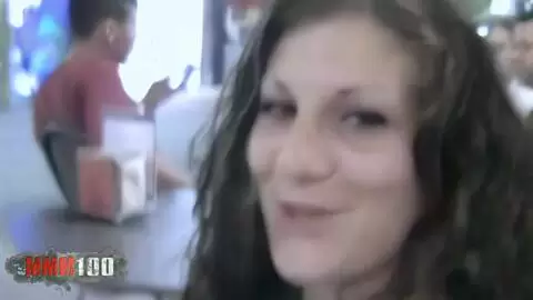 Die junge Französin Alys Rebel veranstaltet ihre kleine Show in den Straßen von Sitges photo 05