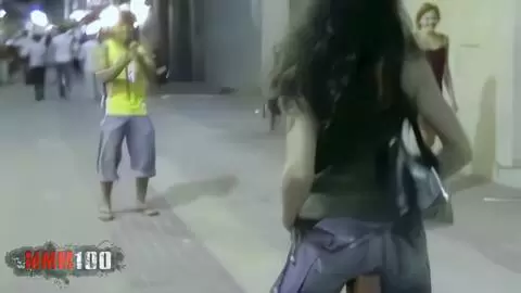 Die junge Französin Alys Rebel veranstaltet ihre kleine Show in den Straßen von Sitges photo 08