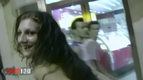 Die junge Französin Alys Rebel veranstaltet ihre kleine Show in den Straßen von Sitges photo 10