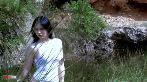 Brunette TeenPornoStar Angell Summers stript auf den Felsen – heißer geht’s nicht! photo 02