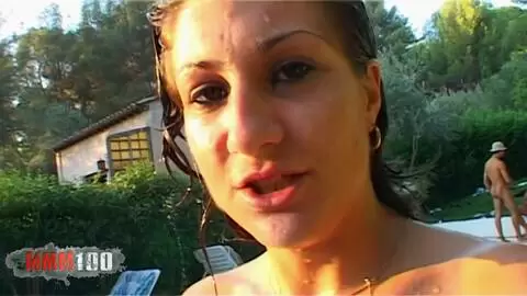 Angie Kiss und Alys Rebel teilen sich einen großen Schwanz in einem Plan mit vier Jahren am Pool photo 16