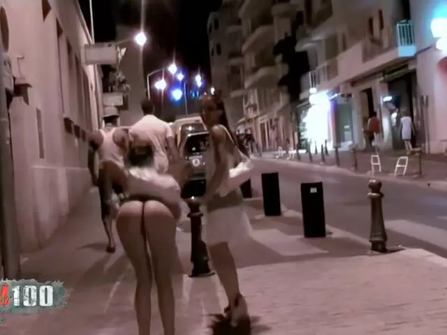 Angie Kiss und Alys Rebel spielen in den Straßen von Cassis Teil 2 photo 1