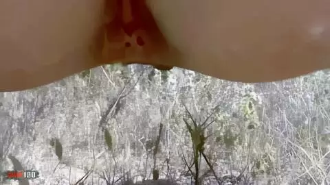 Anna pinkelt im Wald photo 09