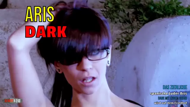 Das zierliche spanische Luder Aris Dark mit engem Arsch wird auf dem Friedhof gefickt