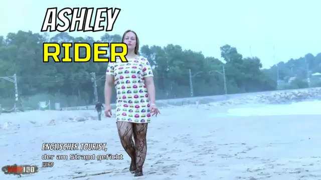 Englischer Tourist, der am Strand gefickt wird
