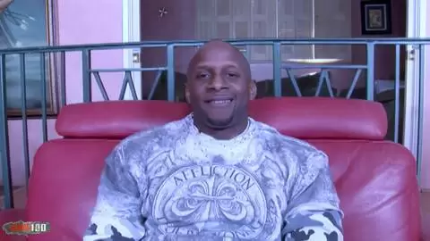 Kleine Asiatin Asia Zo kämpft mit dem riesigen schwarzen Schwanz von Prince Yahshua, bevor sie ihn in die Muschi bekommt photo 01