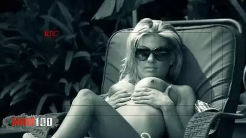 Spionage das Mädchen von nebenan in ihrem Garten schlug photo 01