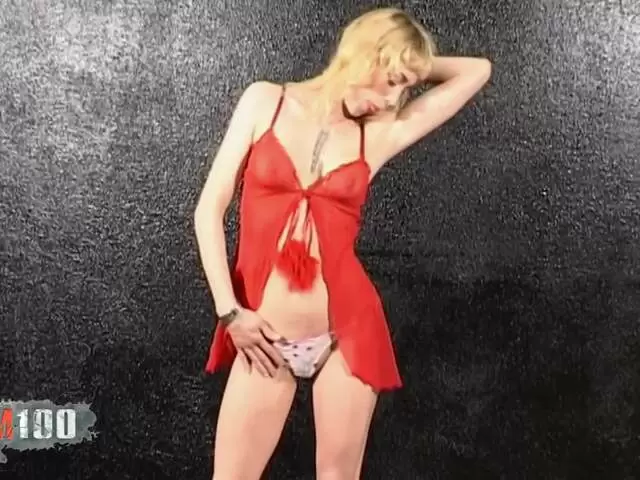 Heiße französische Aude zieht sich aus photo 1