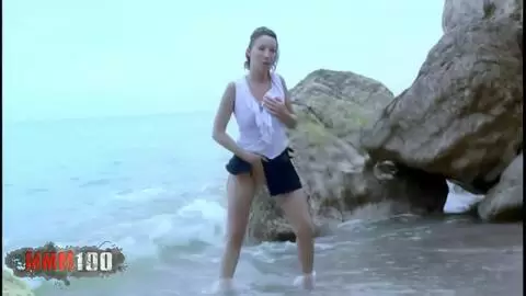 Die französische Schönheit Ava Blue zieht sich am Strand aus photo 02