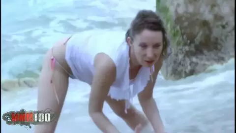 Die französische Schönheit Ava Blue zieht sich am Strand aus photo 04