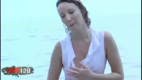 Die französische Schönheit Ava Blue zieht sich am Strand aus photo 11