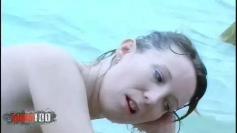 Die französische Schönheit Ava Blue zieht sich am Strand aus photo 16