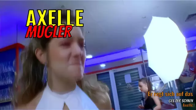 Er regt sich auf das Gesäß der schönen Axelle