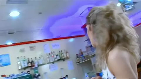 Er regt sich auf das Gesäß der schönen Axelle photo 14