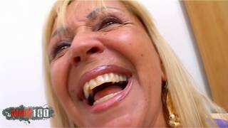 Blonde brasilianische oma wird