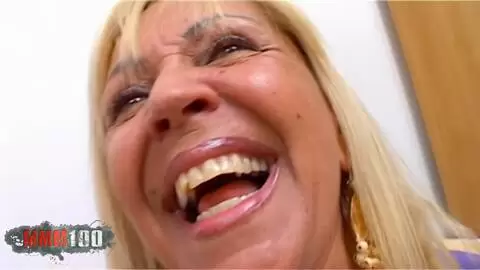 Blonde brasilianische Oma wird tief auf der Couch in den Arsch gefickt