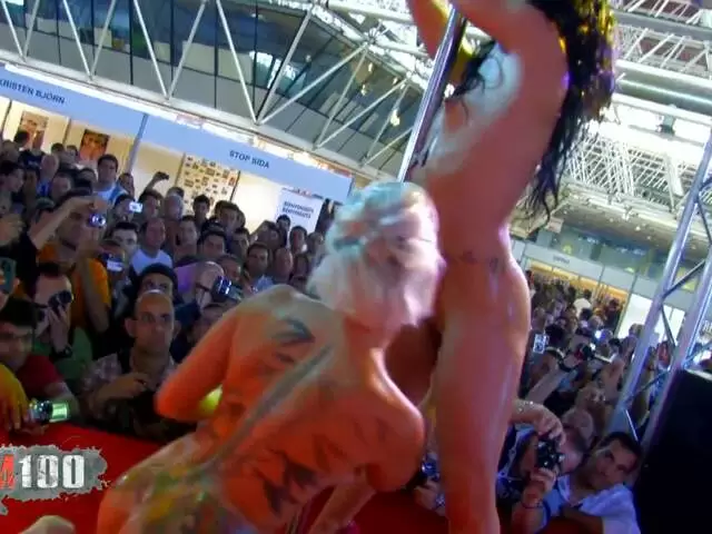 Sexy barcelona 2010 in einer heißen Szene photo 1