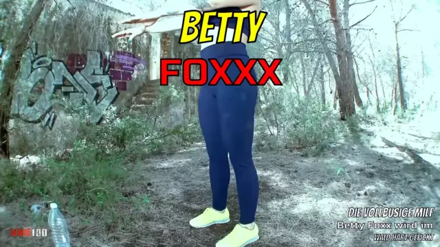 Die vollbusige MILF Betty Foxx wird im Wald hart gefickt