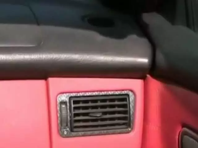 Die wunderschöne junge Asiatin Betty zeigt ihre Muschi im Auto photo 4