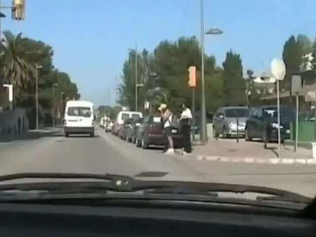Die wunderschöne junge Asiatin Betty zeigt ihre Muschi im Auto photo 5
