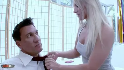 Eine süße Blondine für einen glücklichen Verkäufer photo 02