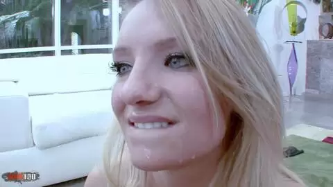 Eine süße Blondine für einen glücklichen Verkäufer photo 16