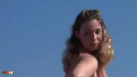 Wunderschöne junge Blondine mit großen Titten Calia B zieht sich am Strand aus photo 04