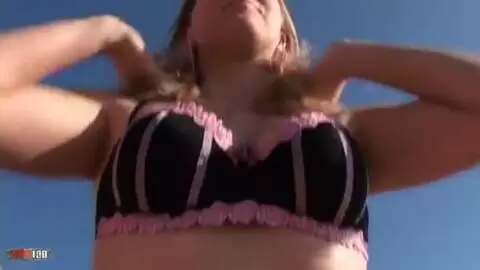 Wunderschöne junge Blondine mit großen Titten Calia B zieht sich am Strand aus photo 06