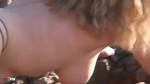 Wunderschöne junge Blondine mit großen Titten Calia B zieht sich am Strand aus photo 10