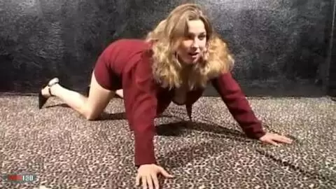 Hübsche junge Blondine mit großen Titten Calia B posiert in der Garage photo 03