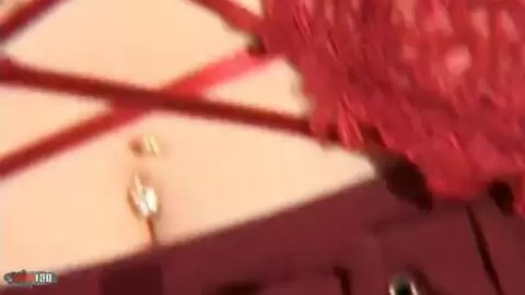 Hübsche junge Blondine mit großen Titten Calia B posiert in der Garage photo 07