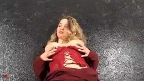 Hübsche junge Blondine mit großen Titten Calia B posiert in der Garage photo 08