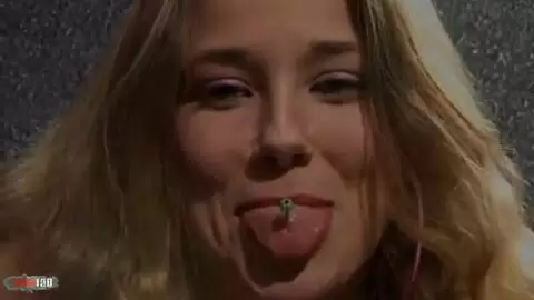 Hübsche junge Blondine mit großen Titten Calia B posiert in der Garage photo 16