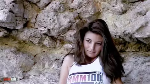 Die junge Französin Carla filmte mit dem MMM100-T-Shirt photo 07