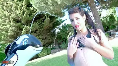 Die junge Spanierin Carmina Ordena spielt in ihrem Pool und wird von Kevin in den Arsch gefickt photo 02