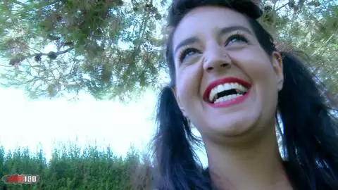 Junges spanisches Baby Carmina Ordena pinkelt im Garten photo 16