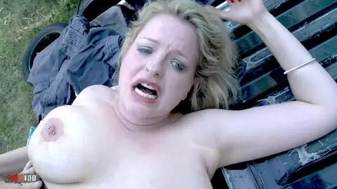 Carola, eine Milf mit riesigen natürlichen großen Titten, wird im Wald gefickt photo 09