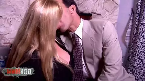 Mollige blonde Hausfrau bekommt tiefes Stampfen und Abspritzen photo 01